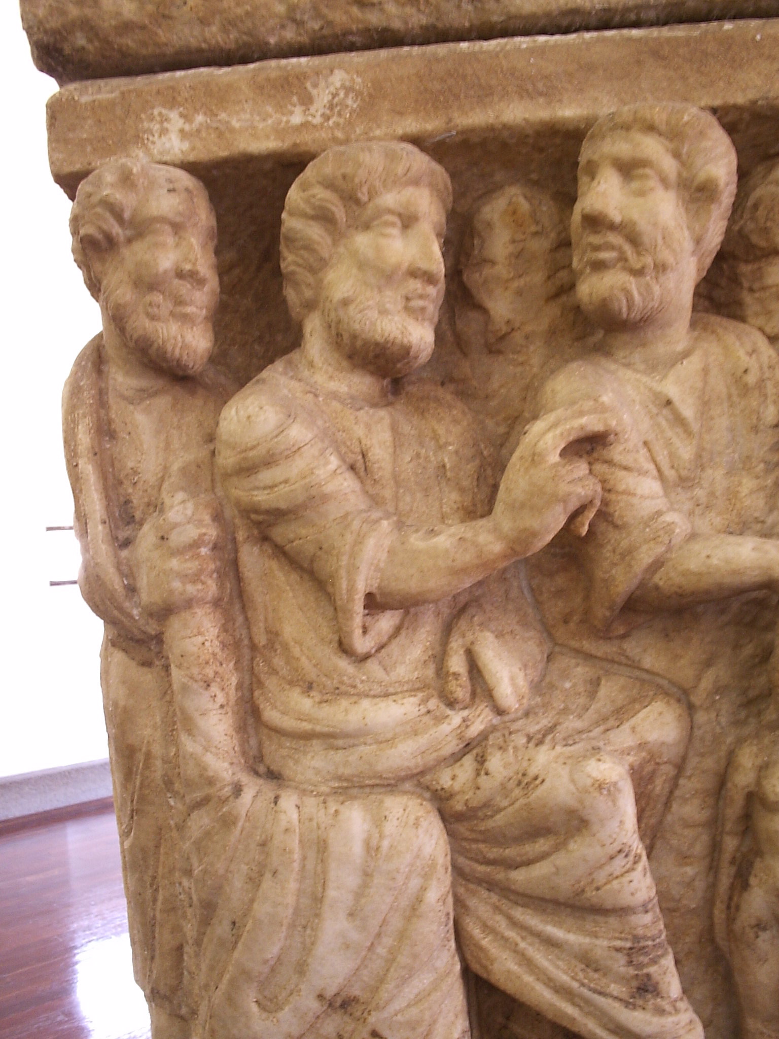 La plus ancienne représentation de la Trinité : le Sarcophage dogmatique (détail), v. 320-350, musées du Vatican, Rome.